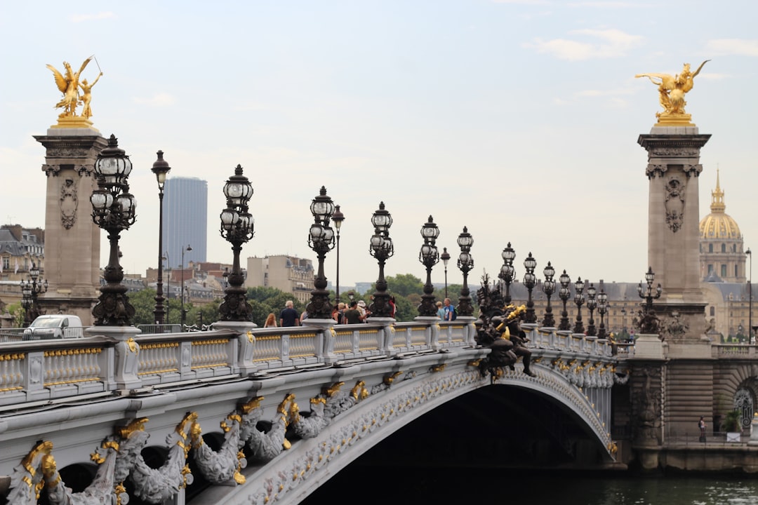 El Puente Alejandro III: Una Joya de París - Pont Alexandre III | Secret World Trip Planner