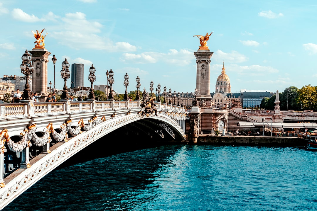 알렉산드르 3세 다리: 파리의 걸작 - Pont Alexandre III | Secret World Trip Planner