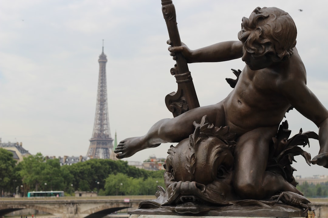 알렉산드르 3세 다리: 파리의 걸작 - Pont Alexandre III | Secret World Trip Planner
