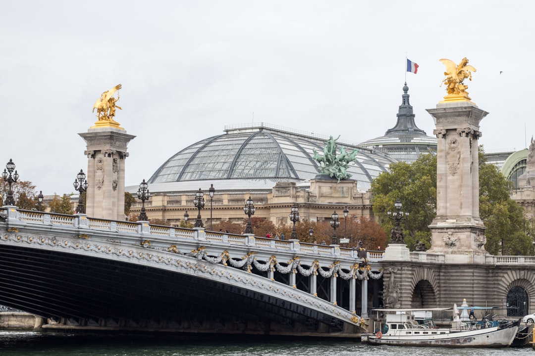 亚历山大三世桥：巴黎的杰作 - Pont Alexandre III | Secret World Trip Planner