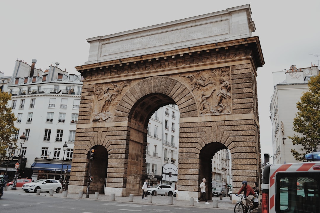 Arco di Trionfo del Carosello: Un Ponte Tra Storia e Bellezza - Pl. du Carrousel | Secret World Trip Planner