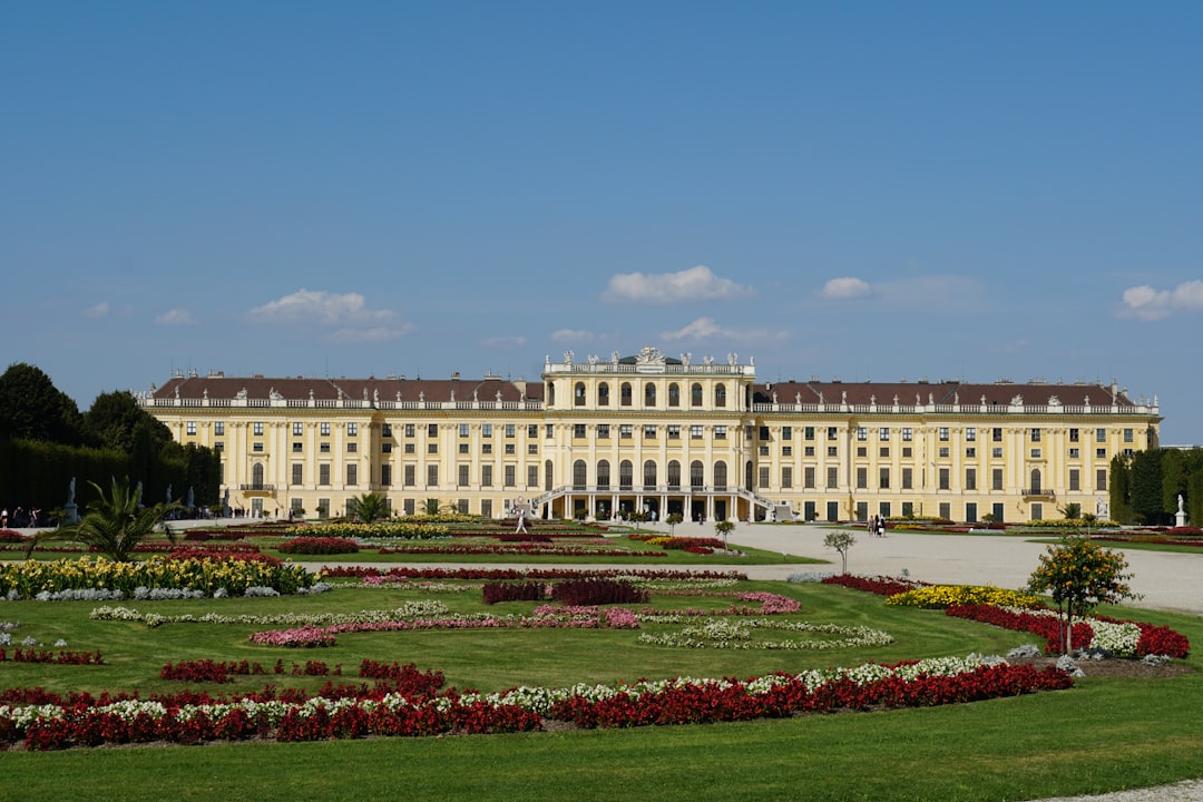 Faszinierende Panoramen im Schlosspark Schönbrunn - Schönbrunner Schloßstraße 47 | Secret World Trip Planner
