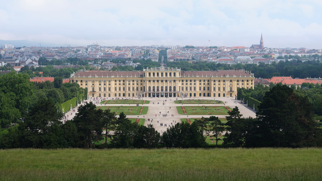 Faszinierende Panoramen im Schlosspark Schönbrunn - Schönbrunner Schloßstraße 47 | Secret World Trip Planner