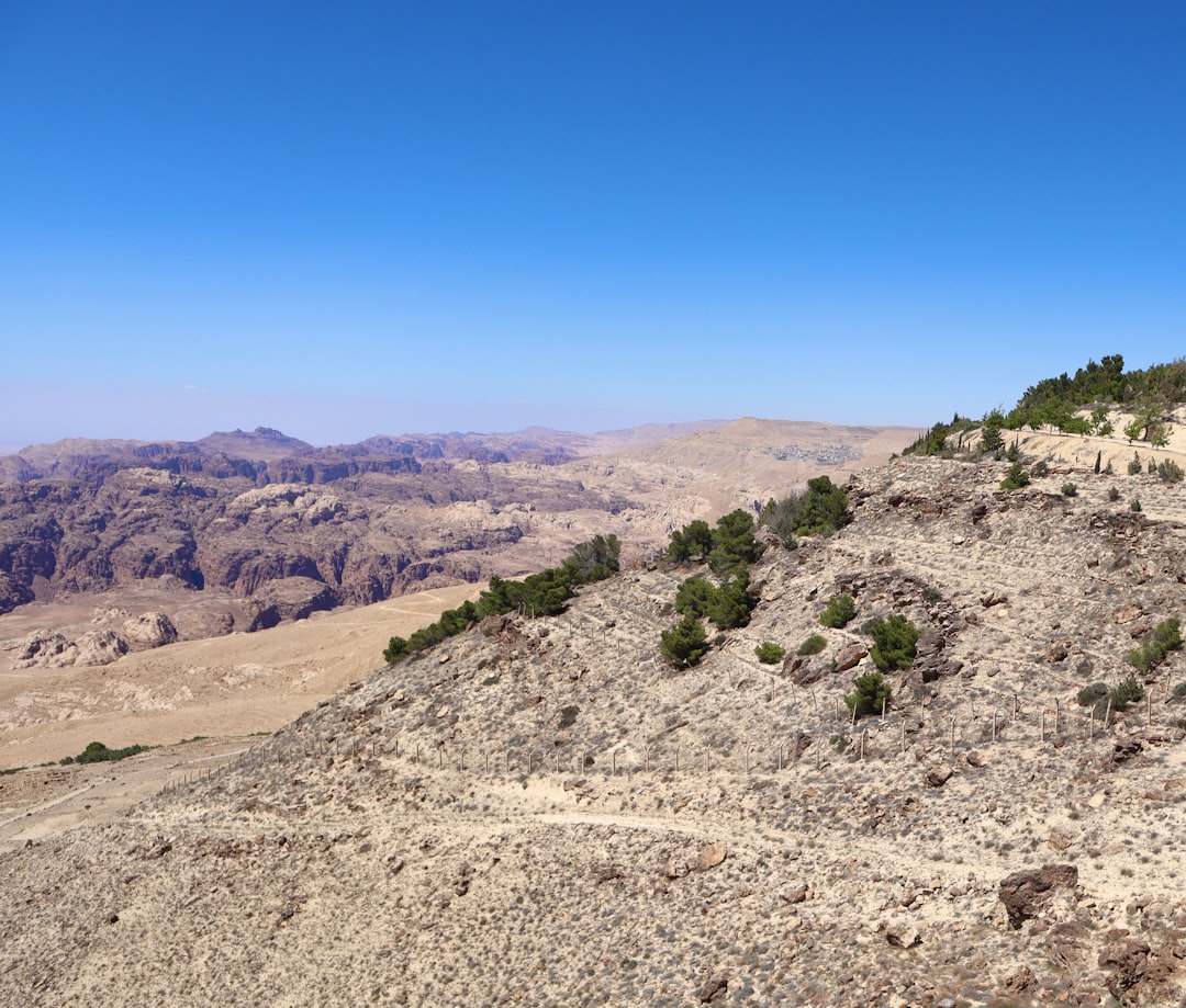 Entdecken Sie Jabal al Miyahi: Der versteckte Berg Jordaniens - M582+M2 Aqaba | Secret World Trip Planner