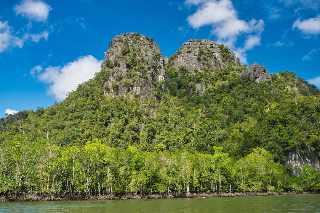 Cascades Cachées du Parc National Khlong Phanom - Amphoe Phanom | Secret World Trip Planner