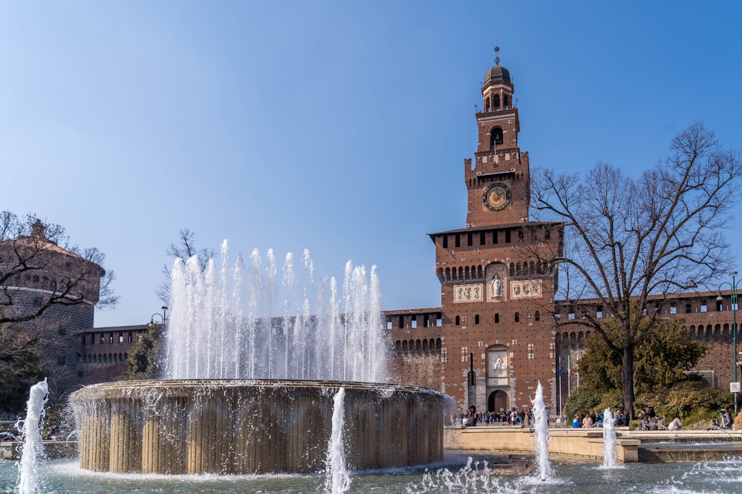 Entdecke das Sforza-Schloss: Verborgene Schätze in Mailand - Piazza Castello | Secret World Trip Planner