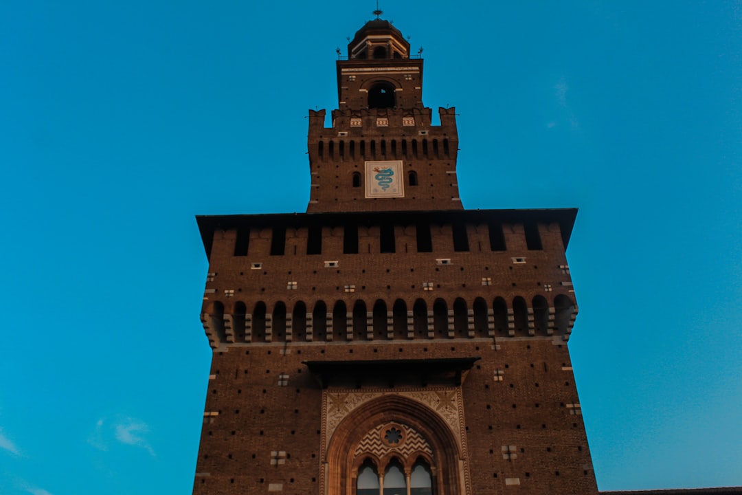 Entdecke das Sforza-Schloss: Verborgene Schätze in Mailand - Piazza Castello | Secret World Trip Planner
