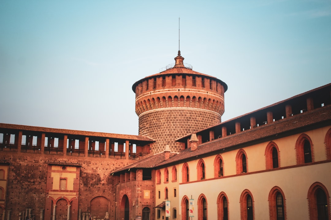 Découvrez le Château Sforza : trésors cachés à Milan - Piazza Castello | Secret World Trip Planner