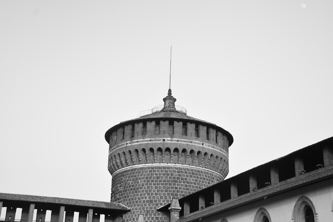 Descubre el Castillo Sforzesco: tesoros ocultos en Milán - Piazza Castello | Secret World Trip Planner