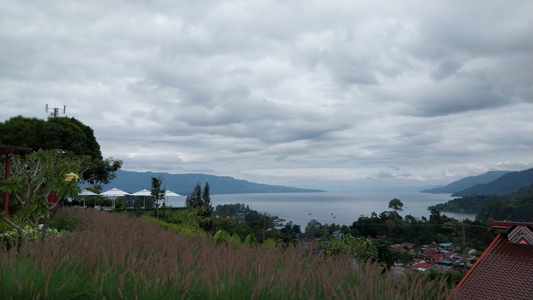 Parapat : Le Trésor Caché du Lac Toba - Simalungun Regency | Secret World Trip Planner