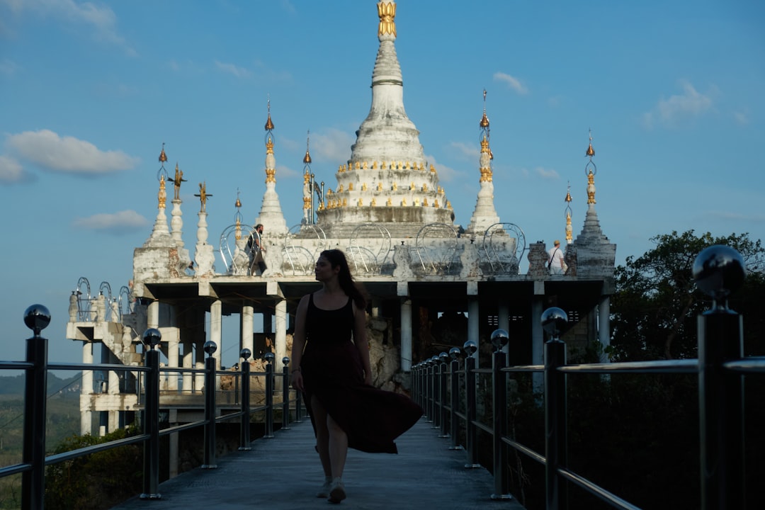 Entdecken Sie den Shwenandaw-Buddhisten Tempel in Mandalay - 2427+7G2 | Secret World Trip Planner