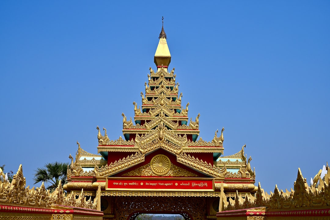 Découvrez le Temple Bouddhiste Shwenandaw à Mandalay - 2427+7G2 | Secret World Trip Planner