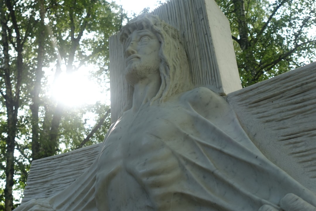 Scopri Lourdes: il cuore della spiritualità mariana in Francia | Secret World Trip Planner