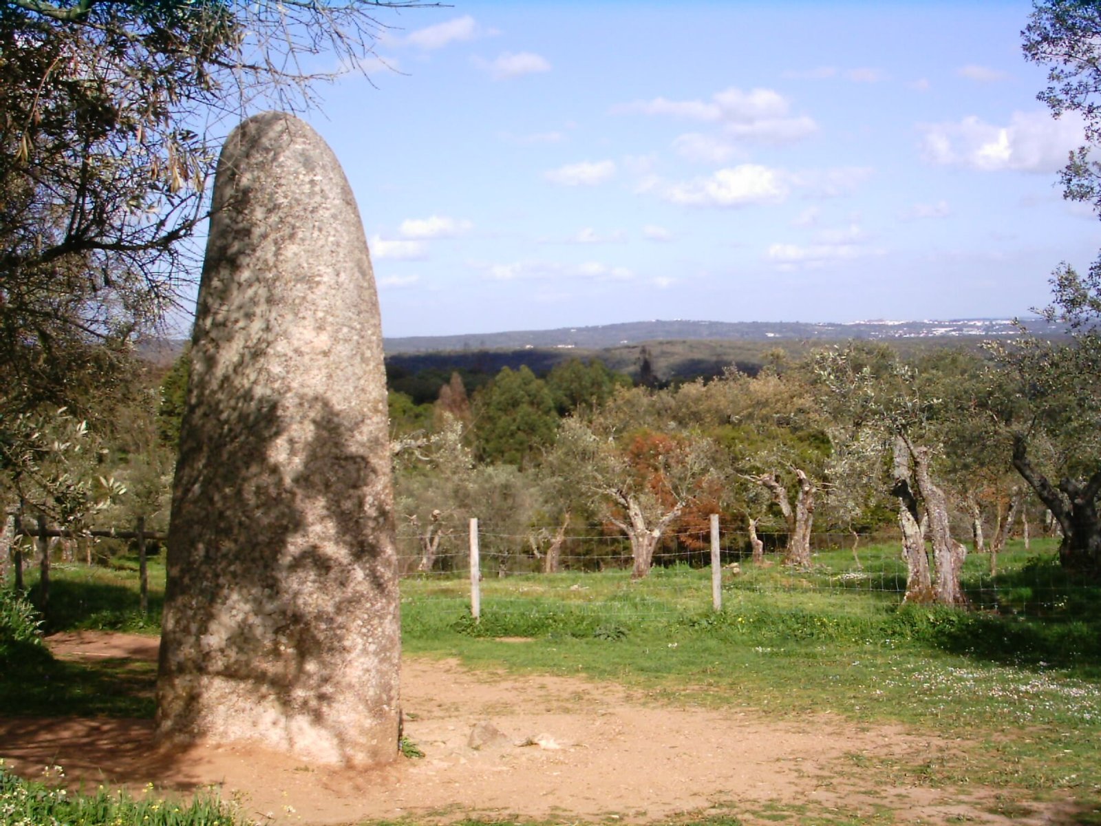 Menir dos Almendres: Eine Reise in die Geschichte Portugals - Nossa Senhora de Guadalupe | Secret World Trip Planner