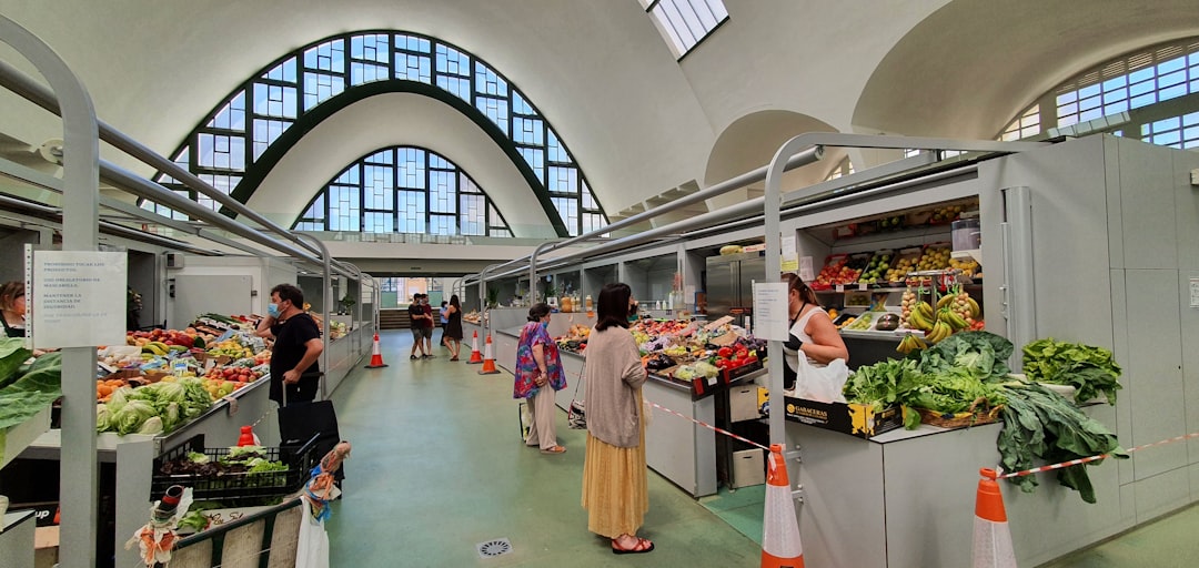 Découvrez les Saveurs du Marché des Halles à La Roche-sur-Yon - Pl. du Marché | Secret World Trip Planner