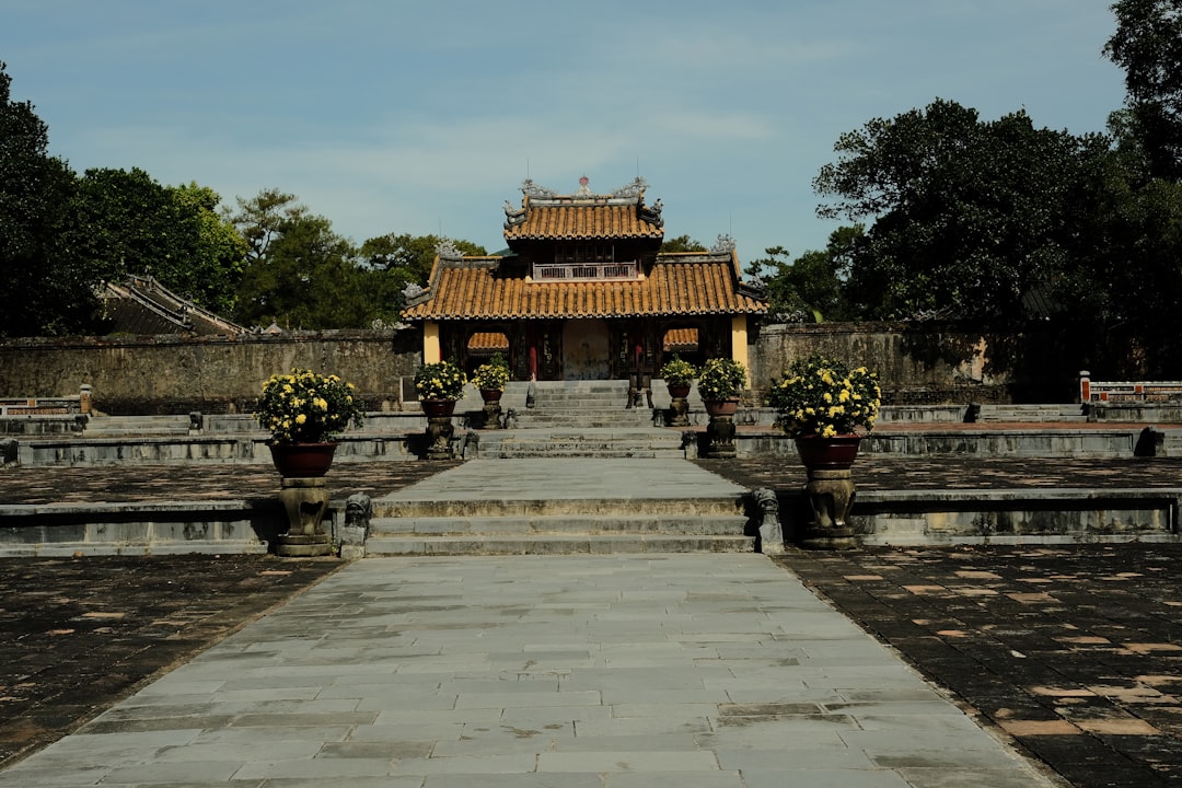 Découvrez le Mausolée de Tự Đức : Histoire et Beauté au Vietnam - Hue | Secret World Trip Planner