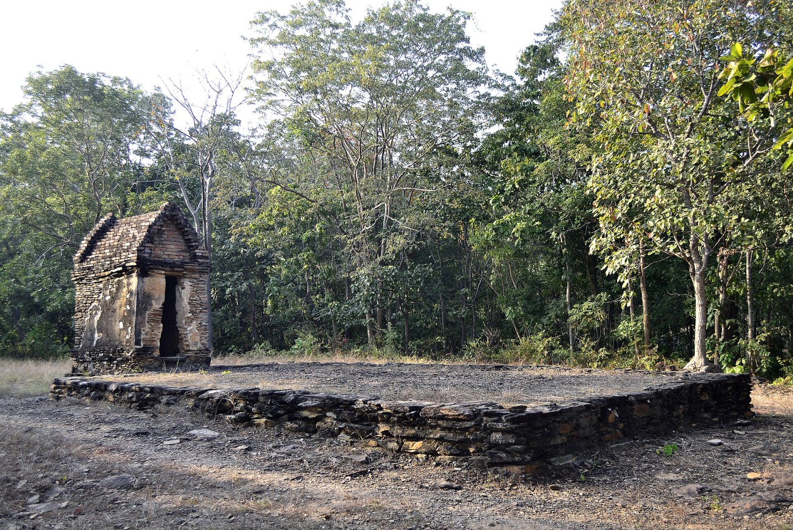 Exploration de Wat Khao Phra Bat Noi : un trésor historique en Thaïlande - Mueang Sukhothai District | Secret World Trip Planner