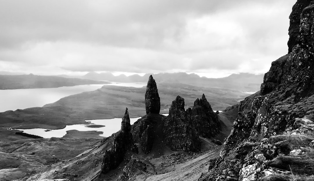 Panorami mozzafiato a Portree: un viaggio tra colori e natura - Portree IV51 | Secret World Trip Planner