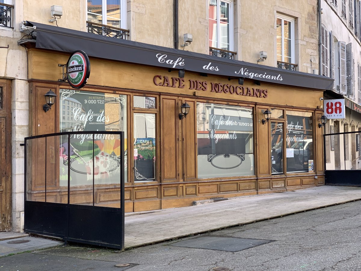 Café des Négociants: Ein geheimer Ort in Carouge - Rue de la Filature 29 | Secret World Trip Planner