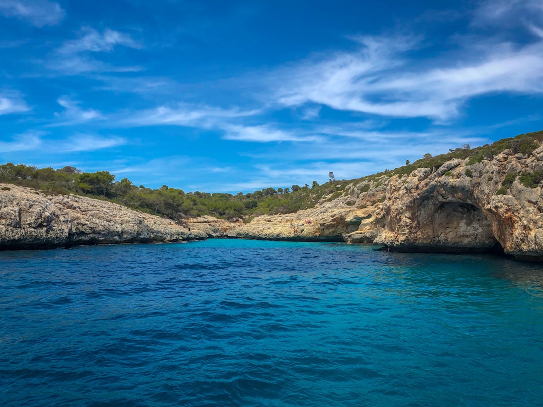 Die faszinierenden Cuevas del Drach: Eine unterirdische Reise - 07680 Porto Cristo | Secret World Trip Planner