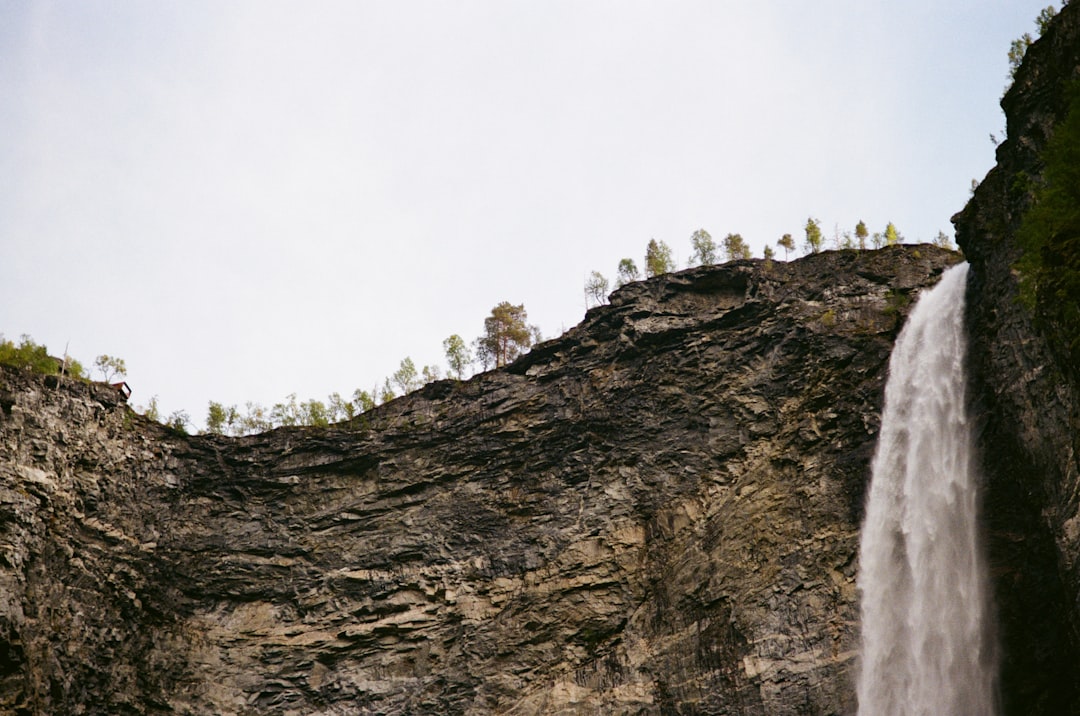 Découvrez Vettisfossen : La Majesté des Cascades Norvégiennes - Utladalsvegen 1 | Secret World Trip Planner