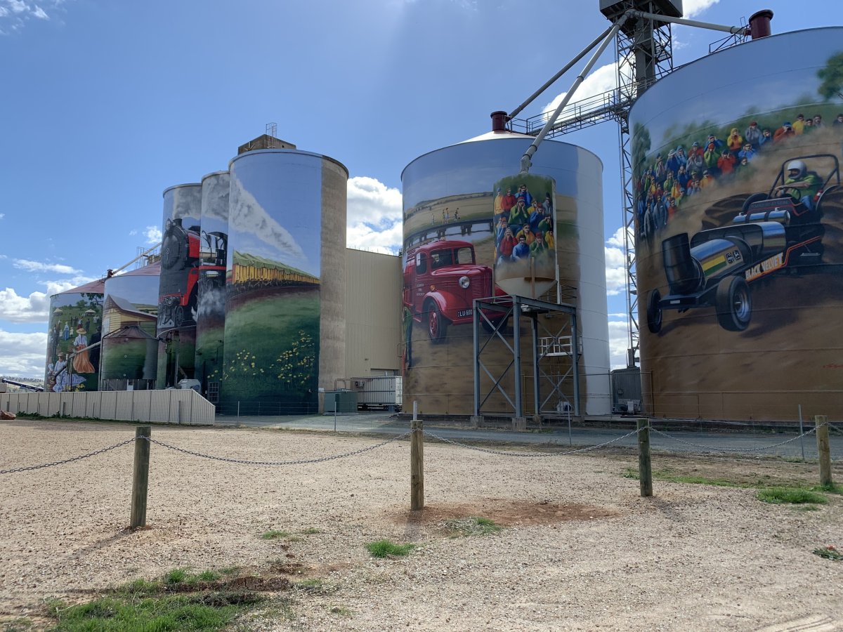 Colbinabbin Silo Art : Un Voyage dans l'Art Local - Meade Ln | Secret World Trip Planner