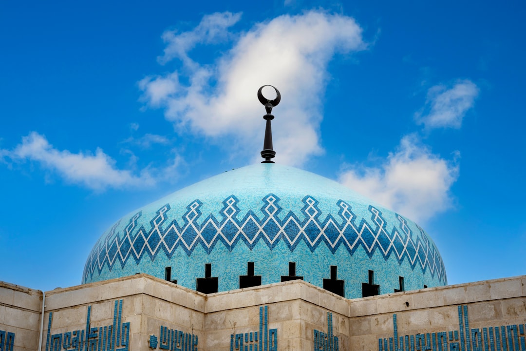 Entdecken Sie die Ali bin Abi Talib Moschee in Jordanien - الشارع الرئيسي 21710 | Secret World Trip Planner