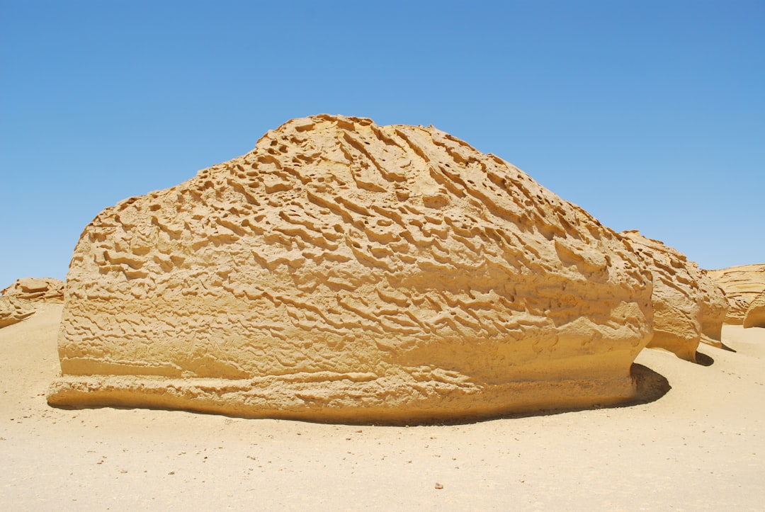 Mushroom Rock : Un Chef-d'œuvre de la Nature en Égypte | Secret World Trip Planner