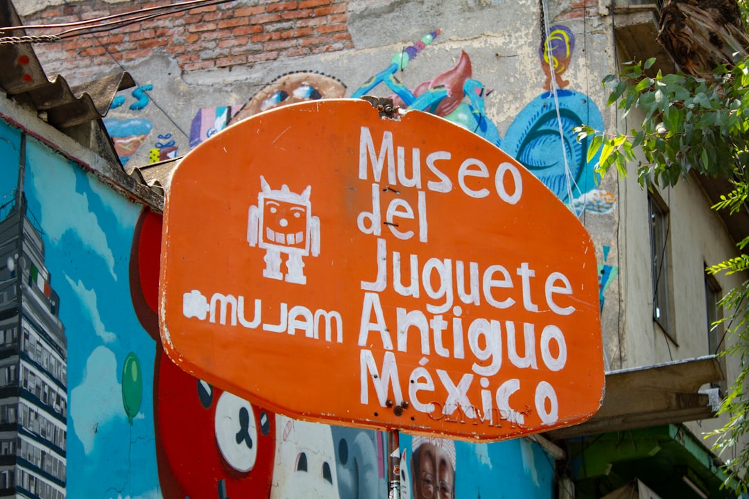 Scopri il Mercado de Artesanías La Ciudadela a Città del Messico - 06040 Ciudad de México | Secret World Trip Planner