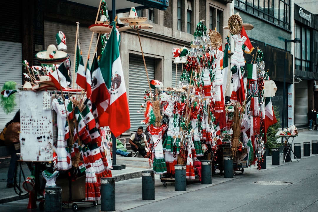 Scopri il Mercado de Artesanías La Ciudadela a Città del Messico - 06040 Ciudad de México | Secret World Trip Planner
