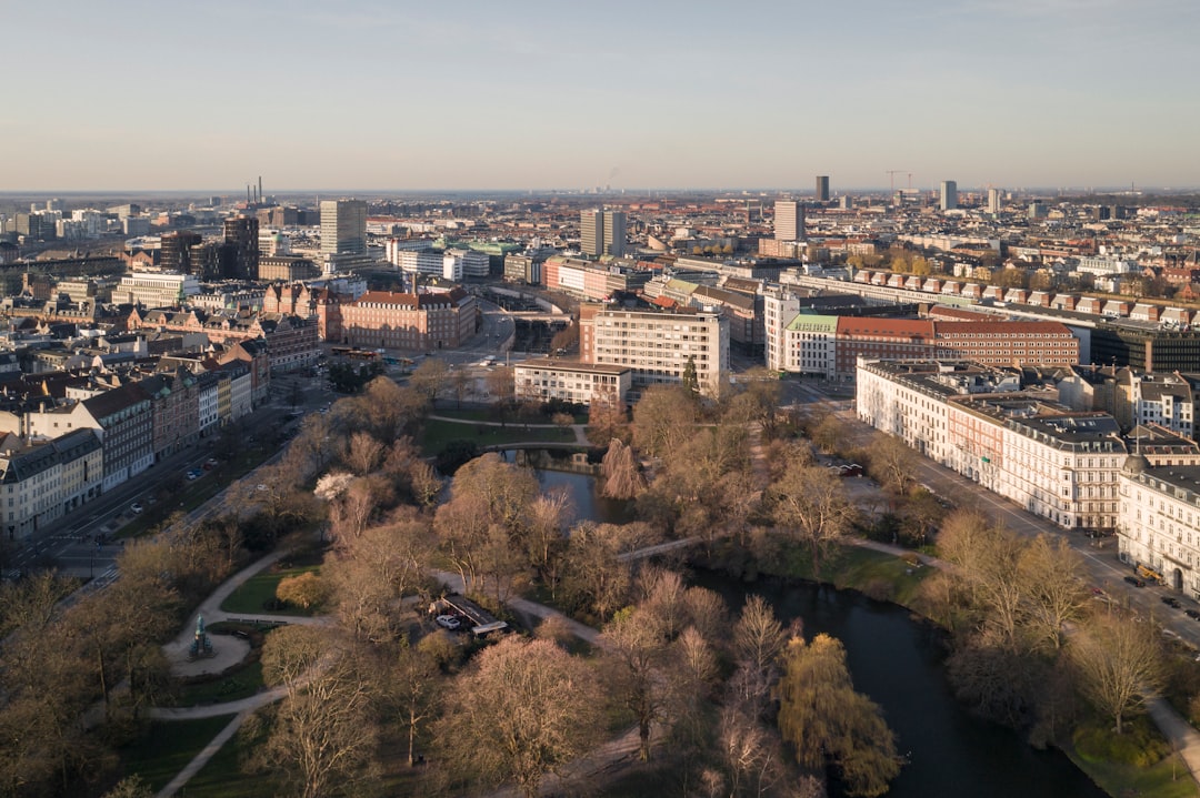 Découvrir la statue de Hans Christian Ørsted à Copenhague - Nørre Voldgade 1 | Secret World Trip Planner