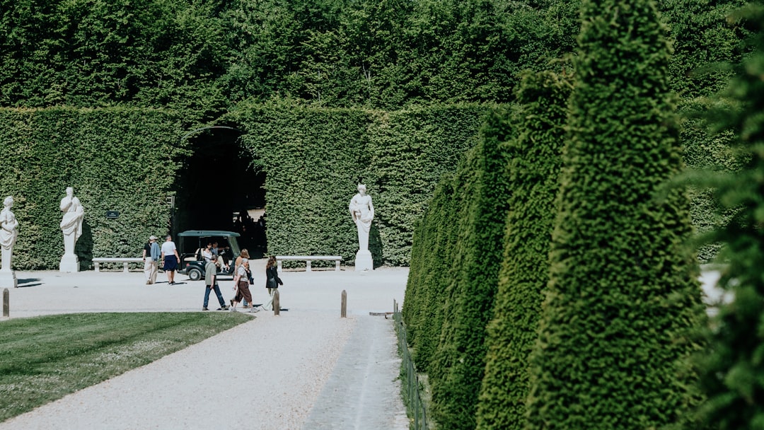 Jardins de la Reine à Versailles : un Éden Verdoyant - Place d'Armes | Secret World Trip Planner