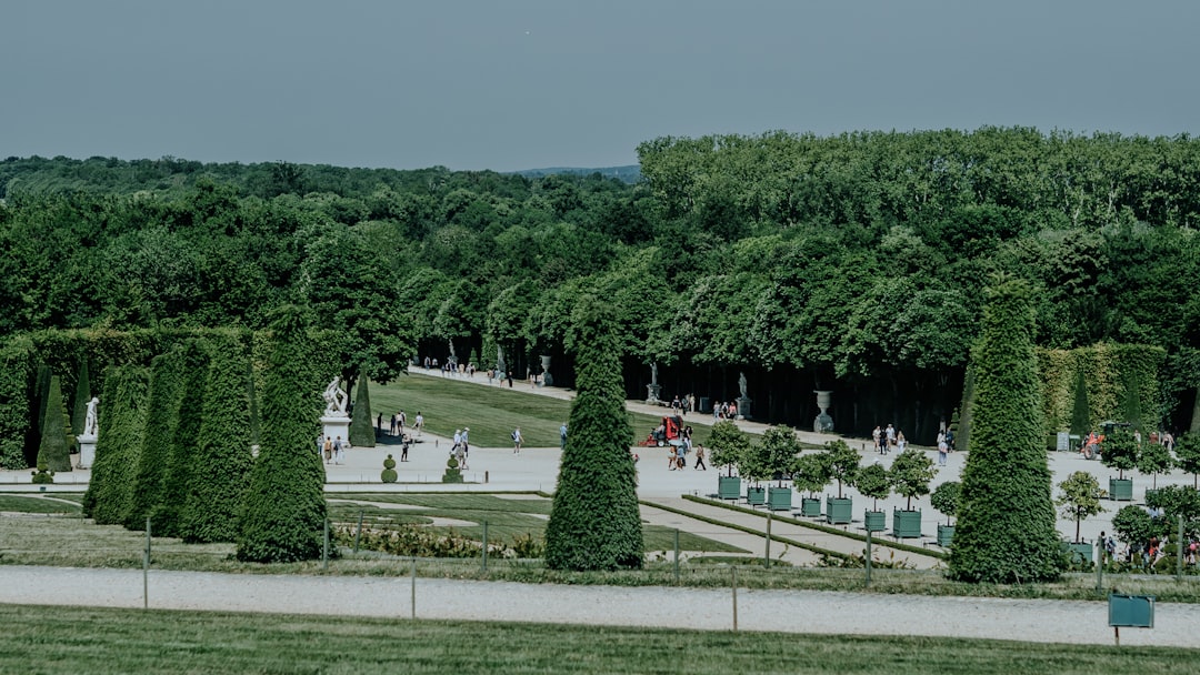 Jardins de la Reine à Versailles : un Éden Verdoyant - Place d'Armes | Secret World Trip Planner