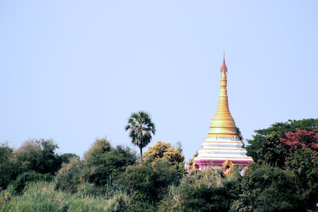 Entdecken Sie die Kaunghmudaw-Pagode: kulturelles Juwel von Myanmar - စစ်ကိုင်းမြို့ | Secret World Trip Planner