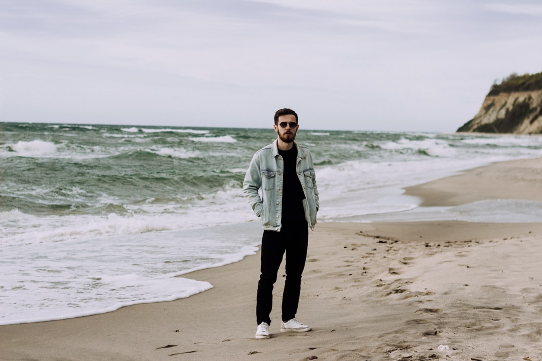 Noah sur la Plage : La Perle Cachée de Dhërmi - Ish Kampi Puntoreve | Secret World Trip Planner