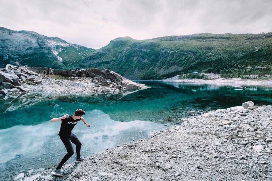 Trolltunga: la lingua di roccia a 700m sul fiordo — Skjeggedal 20