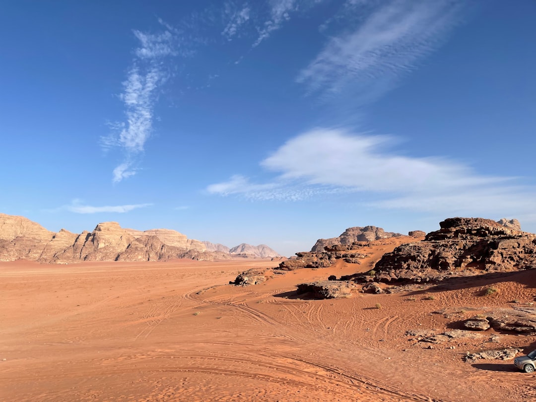 Wadi Rum : le désert de pierre rouge en Jordanie - Wadi Rum Village | Secret World Trip Planner