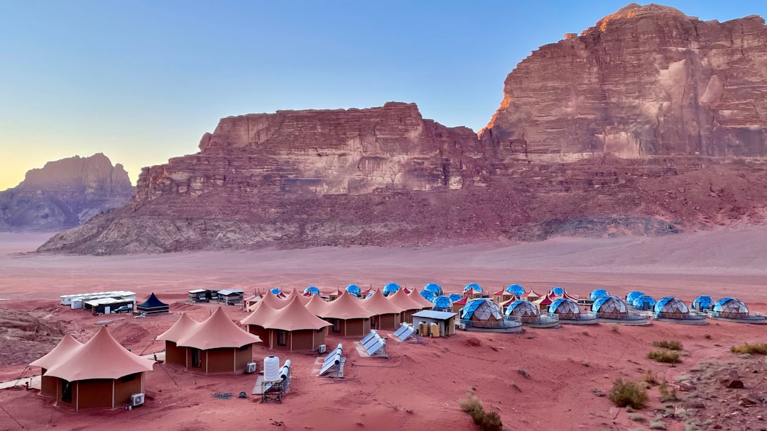 Wadi Rum : le désert de pierre rouge en Jordanie - Wadi Rum Village | Secret World Trip Planner