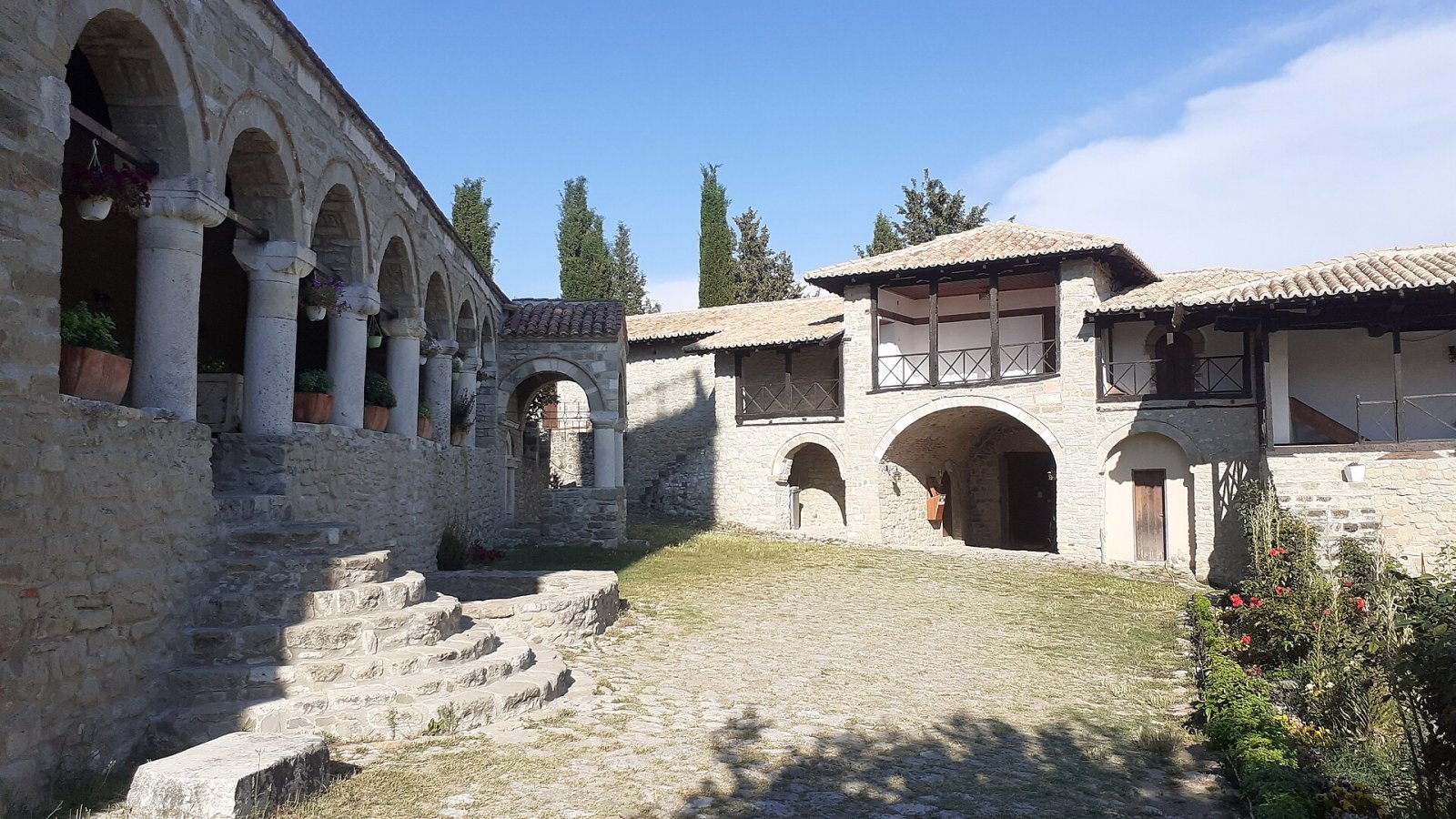Ardenica Kloster: Eine Reise in die Geschichte und Spiritualität Albaniens - Kolonjë | Secret World Trip Planner