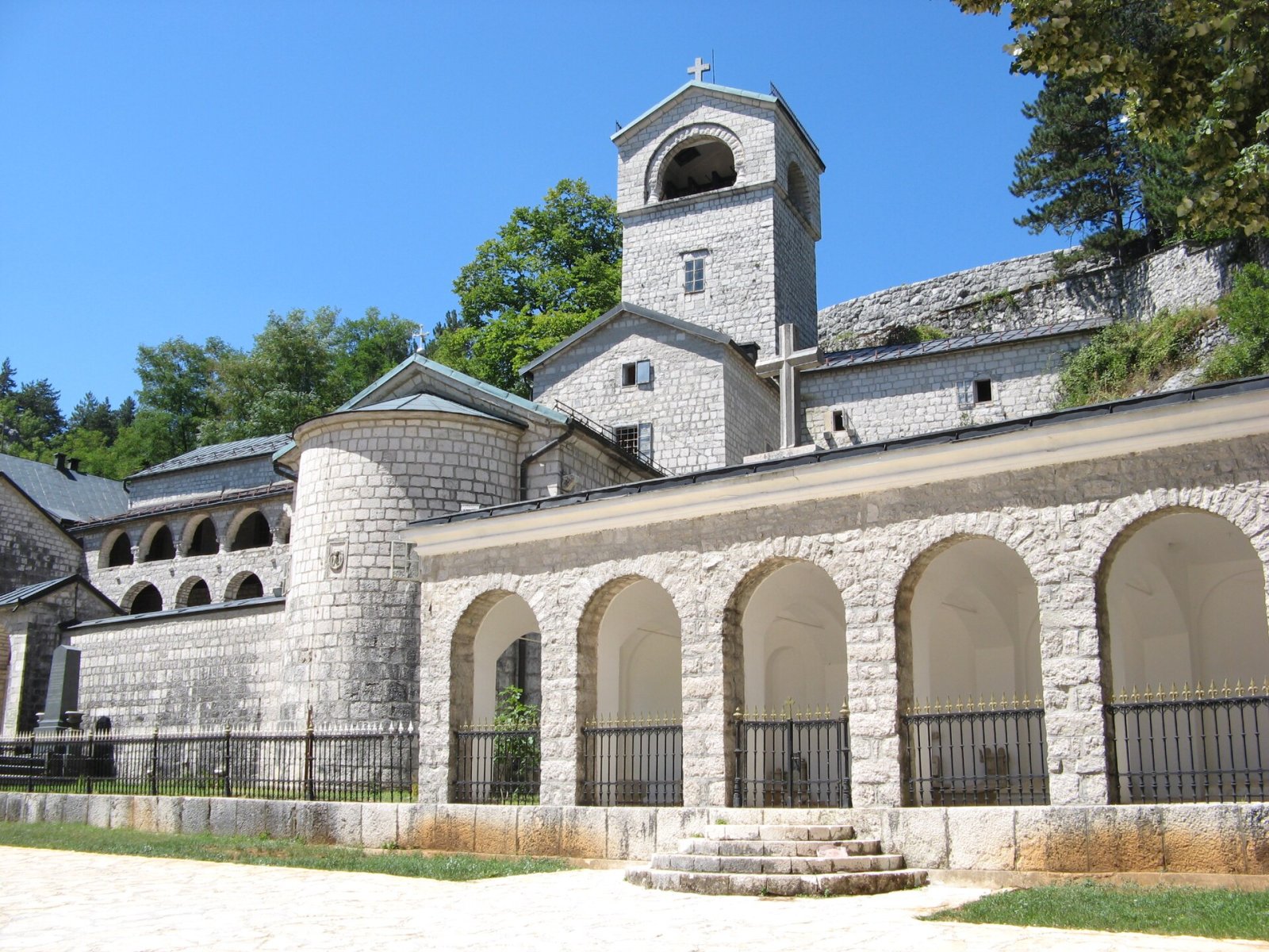 Monastère de Cetinje : un joyau culturel du Monténégro - Cetinje | Secret World Trip Planner