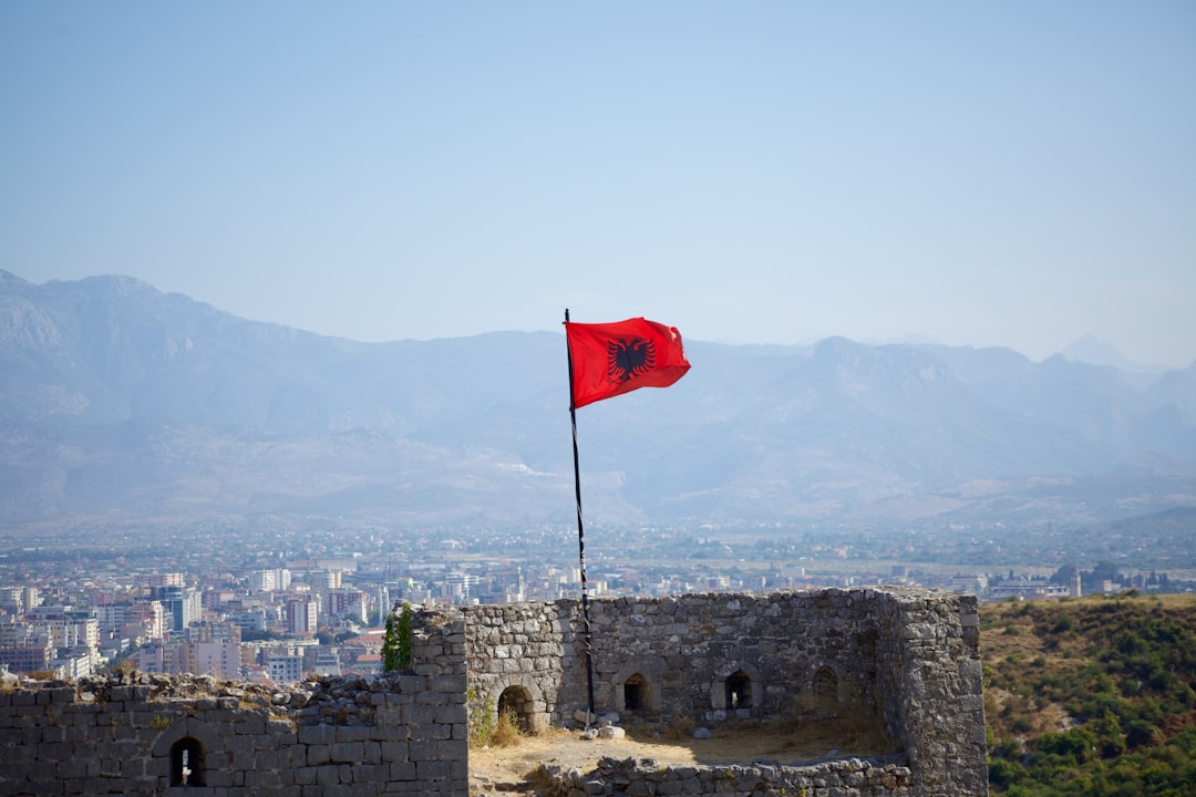 Kisha Trikonkeshë : Un bijou culturel de l'Albanie - Ura e Shtrenjtë | Secret World Trip Planner