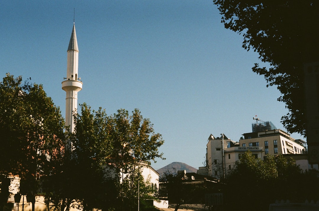 Entdecke Blue Summer: eine kulturelle Perle in Tirana - Tiranë | Secret World Trip Planner