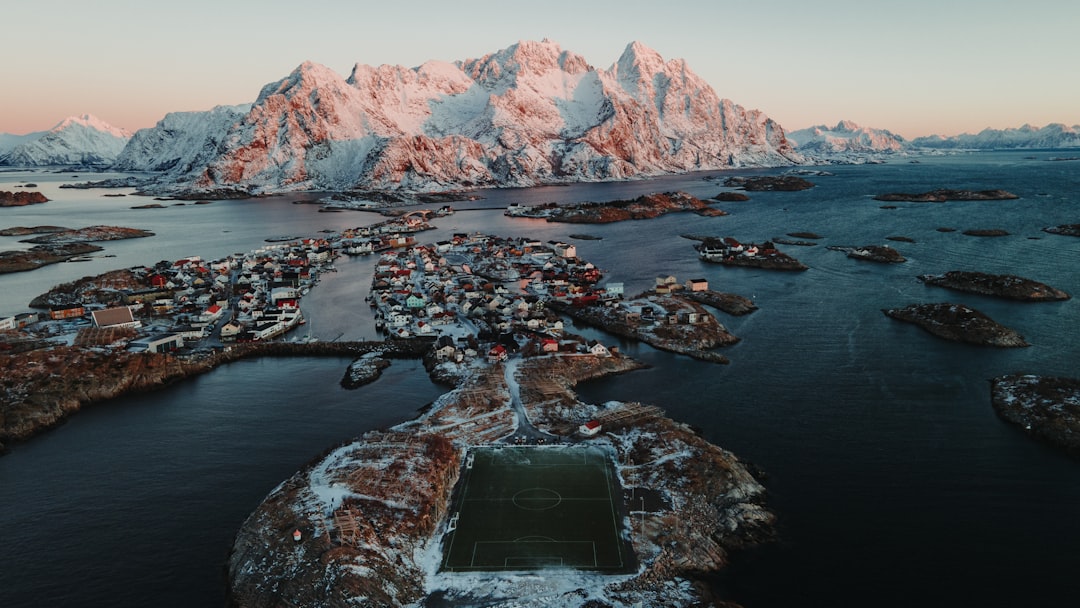 Henningsvær: Polarlichter und wilde Natur der Lofoten - Henningsvaer | Secret World Trip Planner