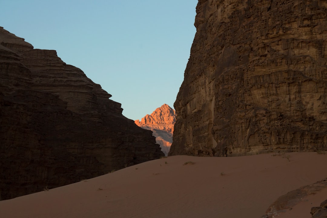 Canyon de Khazali : inscriptions nabatéennes à Wadi Rum - GC9F+GP7 Area protetta Wadi Rum | Secret World Trip Planner