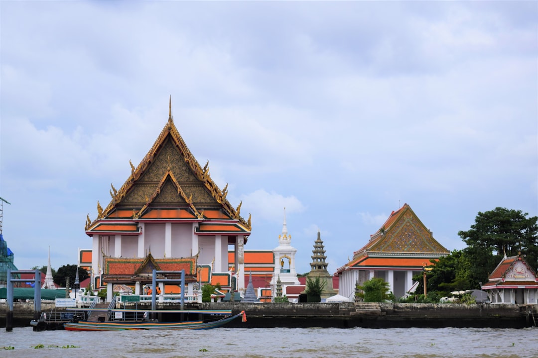 Découvrez Wat Salut : un joyau culturel en Thaïlande - Bang Phli District | Secret World Trip Planner