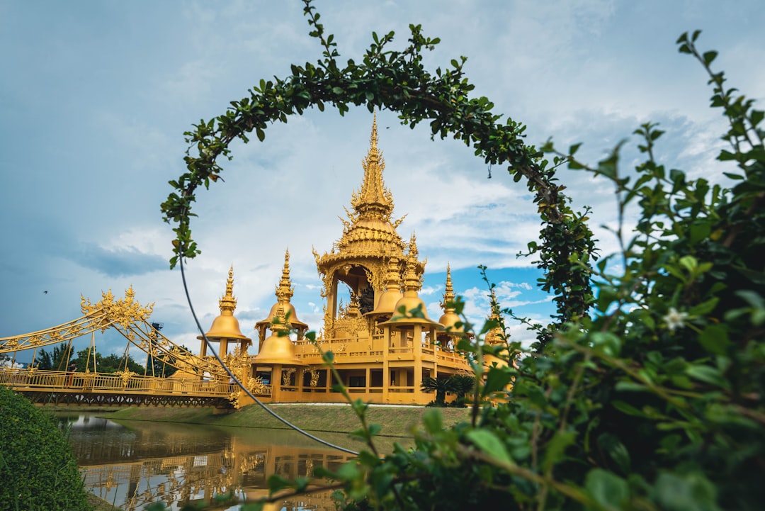 Entdecken Sie den Wat Wang Wiwekaram: ein kulturelles Juwel Thailands - Sangkhla Buri District | Secret World Trip Planner