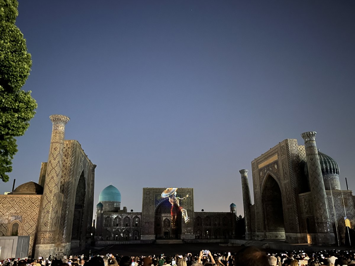 Piazza Registan à Samarcande : trois madrassas de rêve - 140101 | Secret World Trip Planner