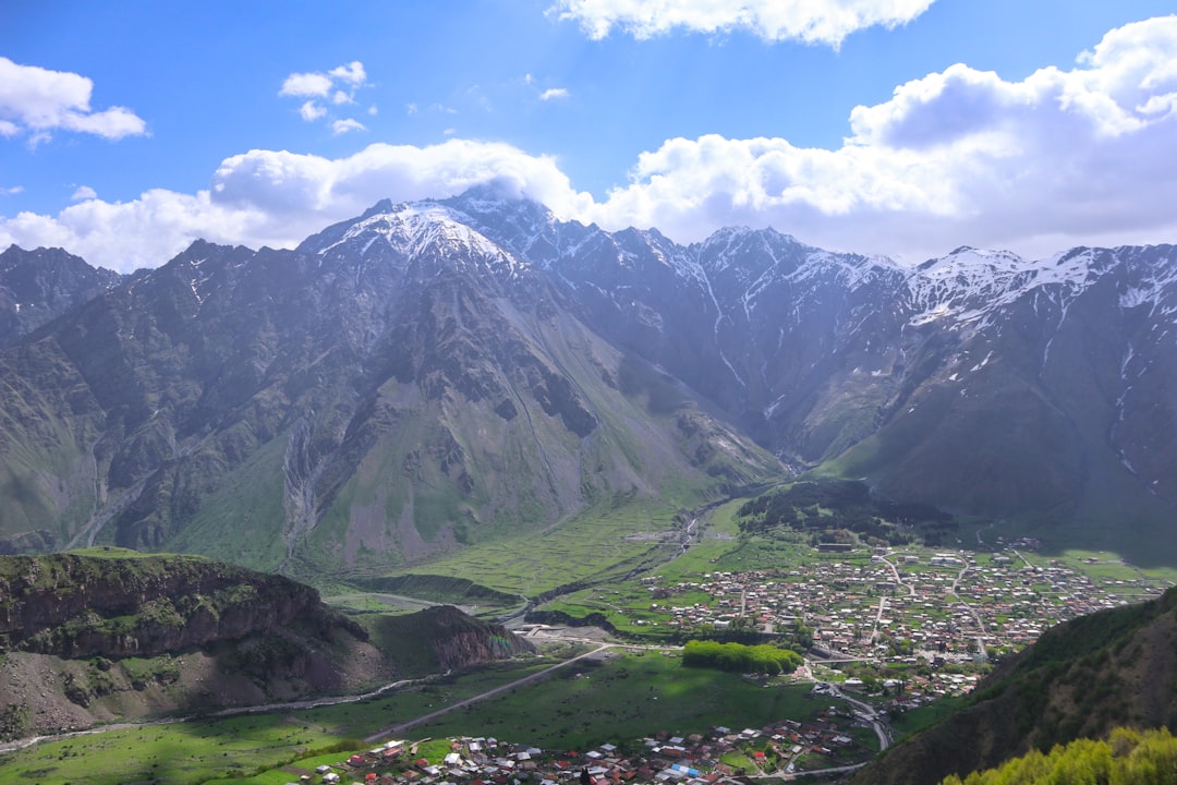 Kazbegi: panorami sul Monte Kazbek e la chiesa di Gergeti - st. II turn | Secret World Trip Planner