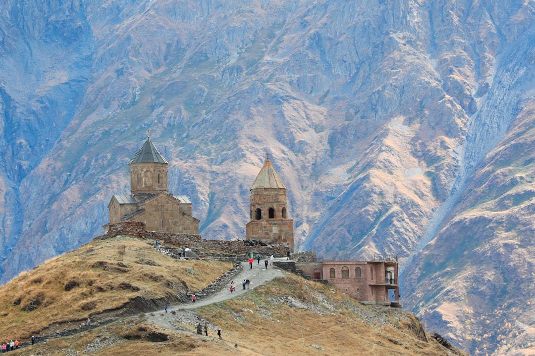 Kazbegi: Panoramablick auf den Kazbek und die Gergeti-Kirche - st. II turn | Secret World Trip Planner