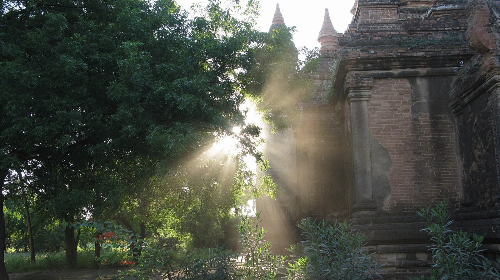 Scoprire il 2000: Un Anno di Riflessione e Cambiamento - Nyaung-U | Secret World Trip Planner